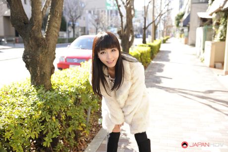 アジアの美女マリカ・ハセが小ぶりなおっぱいをアピールし、ストッキング姿でポーズをとる