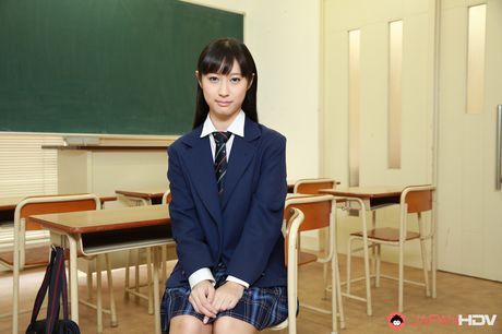 J: Fantastisk skolepige Tomomi Motozawa stripper og viser sin sexede røv og huller frem