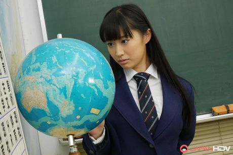 J: Sexet japansk skolepige Tomomi Motozawa får sin twat fyldt i klasseværelset