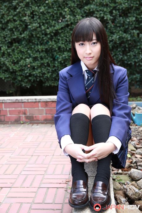 J: Fantastisk japansk skolepige Tomomi Motozawa bliver taget i at stjæle og får en lussing