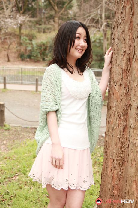 J: 亞洲美女 Ayumi Iwasa 炫耀她的大屁股並張開她的陰部