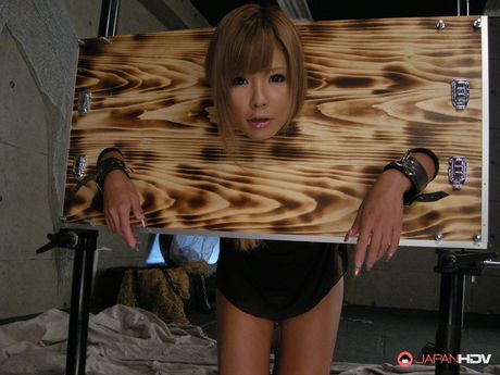 金髮日本美女宮下翼在地牢裡被三名男子幹