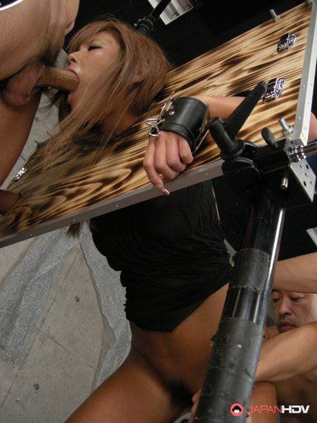 金髮日本美女宮下翼在地牢裡被三名男子幹