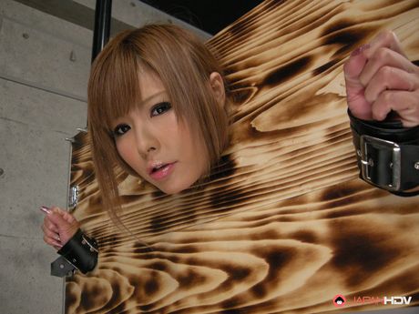 金髮日本美女宮下翼在地牢裡被三名男子幹