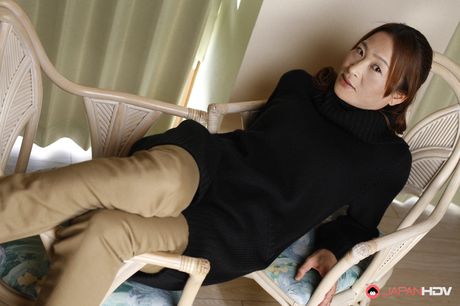 Angelic Asian MILF Hikaru Wakabayashi presents her perfect ass and spreads her pussy