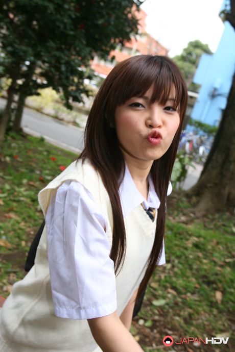 華麗的日本美女 Yurika Gotoh 脫下及膝襪，炫耀她火辣的身材