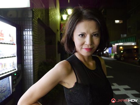 J: Asiatisk milf Misato Shiraishi får sin modne fisse leget af en ung mand