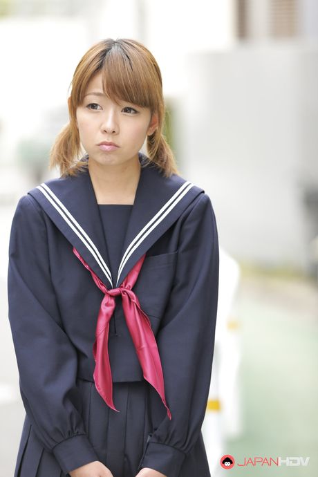 Perfekt japansk skolepige Fu Sazanami stripper og viser sin varme krop udendørs