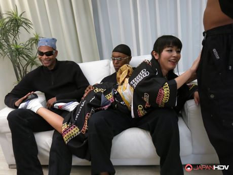 Asiatisk pige Marica Hase får sin mund og fisse kneppet af 4 sorte mænd