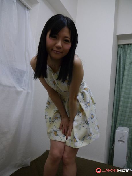 性感的亞洲女孩 Mai Araki 在獨奏中展示了她的小乳房和光禿禿的陰部