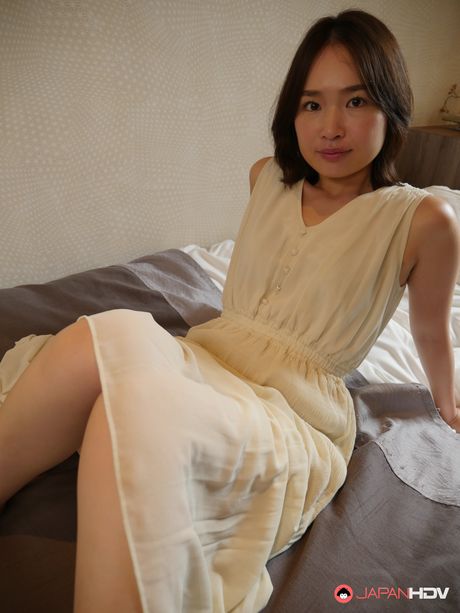 The Asian hottie is masturbating her pussy in the bedroom