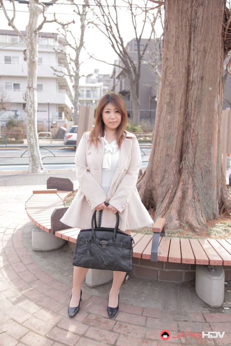 亞洲熟女 Naho Hazuki 展示了她令人驚嘆的胸部，並在獨奏中展現了自然風光