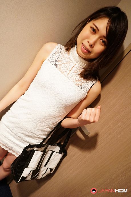 Ødelæggende brunette Miku stripper til sit lingeri og fremhæver sine naturlige bryster