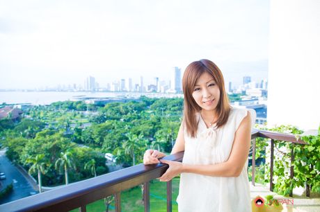 アジア人の女の子、秋野千尋が彼女の素晴らしい胸とパイパンのオマンコを披露