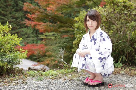 アジアンクーガーの霧島ひかるは、ホットタブファックの前に彼女の厚いお尻とおっぱいを披露します