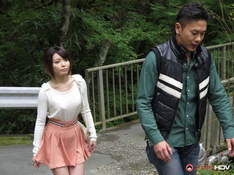 アジア人熟女の霧島ひかるが温泉で野外でオマンコを舐められる