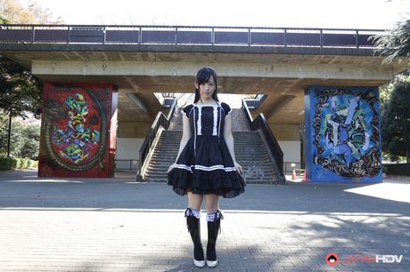 亞洲美女 Yui Kyouno 脫光衣服，只穿及膝襪，然後用手指幹她