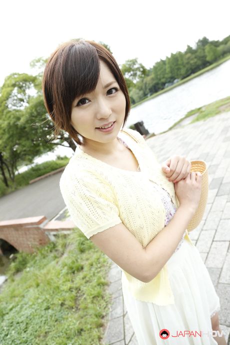 アジアの女の子麻倉憂が小さな胸を披露し、ソロでポーズをとる