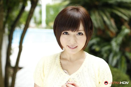 ホットな日本の美女、麻倉憂が小さな胸を露わにし、屋外でオマンコを玩具で弄ぶ