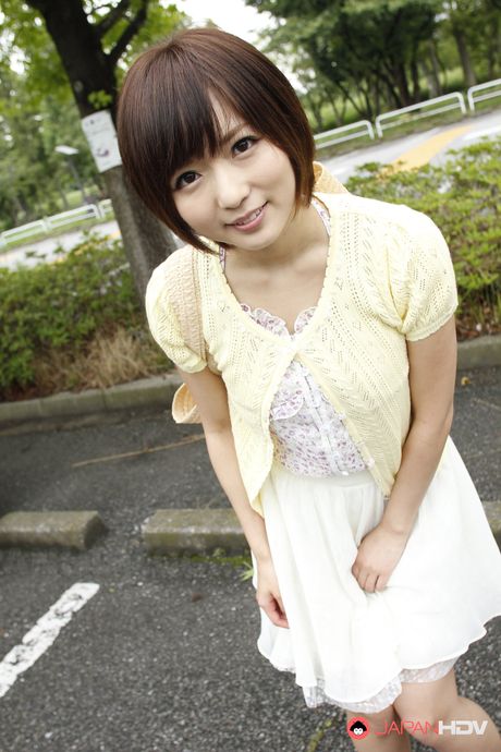 素晴らしいアジアのティーン麻倉憂が屋外でバイブレーターで彼女の猫を玩具にする