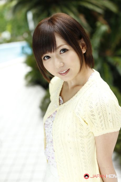 ホットな日本の美女、麻倉憂が小さな胸を露わにし、屋外でオマンコを玩具で弄ぶ