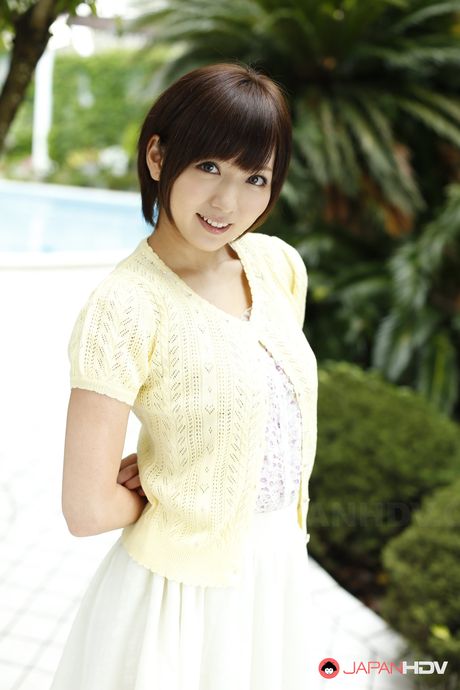 ホットな日本の美女、麻倉憂が小さな胸を露わにし、屋外でオマンコを玩具で弄ぶ