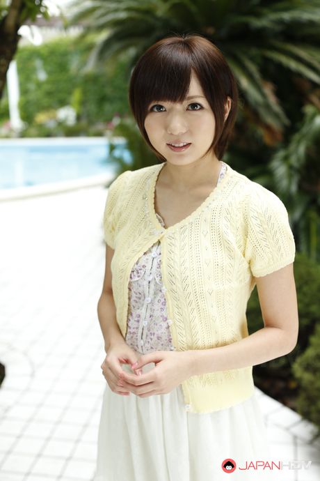 ホットな日本の美女、麻倉憂が小さな胸を露わにし、屋外でオマンコを玩具で弄ぶ