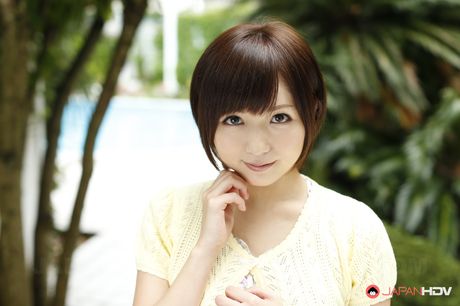 ホットな日本の美女、麻倉憂が小さな胸を露わにし、屋外でオマンコを玩具で弄ぶ