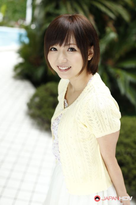 ホットな日本の美女、麻倉憂が小さな胸を露わにし、屋外でオマンコを玩具で弄ぶ