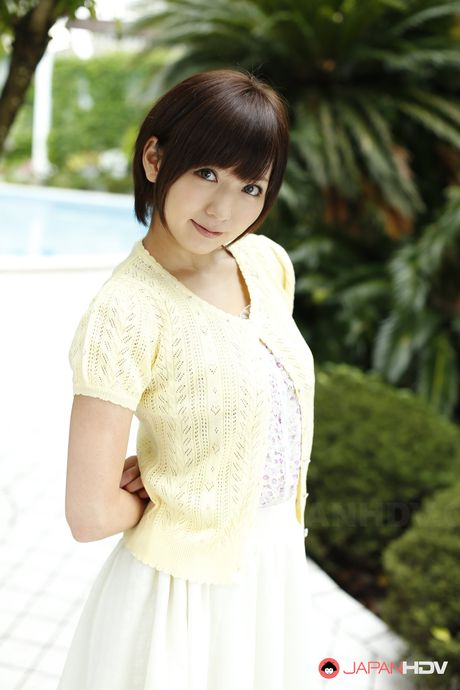 ホットな日本の美女、麻倉憂が小さな胸を露わにし、屋外でオマンコを玩具で弄ぶ