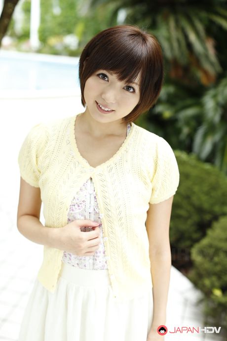 ホットな日本の美女、麻倉憂が小さな胸を露わにし、屋外でオマンコを玩具で弄ぶ