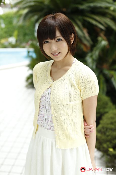 ホットな日本の美女、麻倉憂が小さな胸を露わにし、屋外でオマンコを玩具で弄ぶ