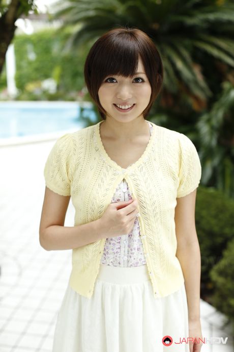 ホットな日本の美女、麻倉憂が小さな胸を露わにし、屋外でオマンコを玩具で弄ぶ