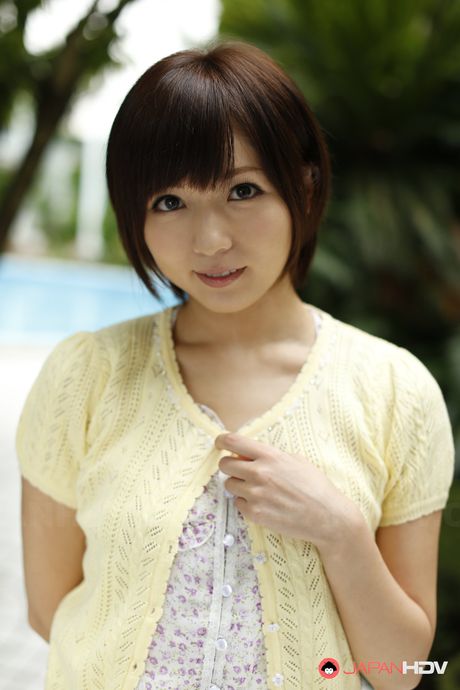 ホットな日本の美女、麻倉憂が小さな胸を露わにし、屋外でオマンコを玩具で弄ぶ