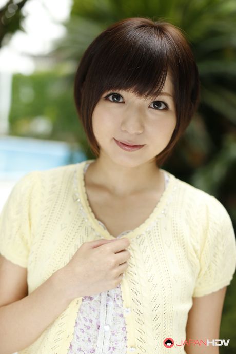 ホットな日本の美女、麻倉憂が小さな胸を露わにし、屋外でオマンコを玩具で弄ぶ