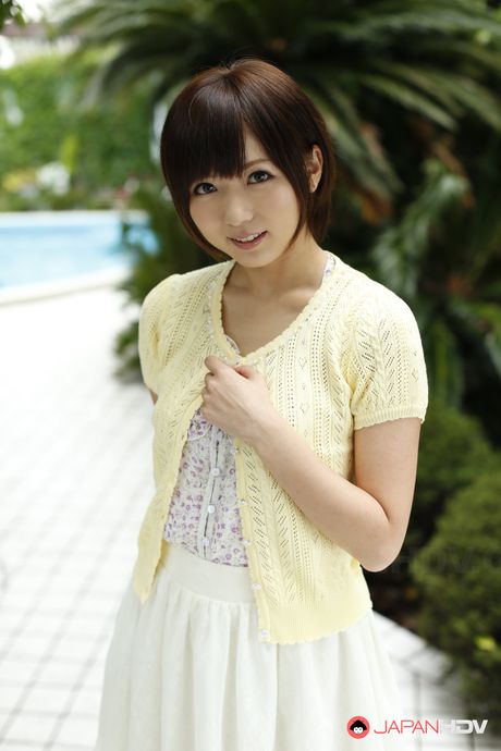 ホットな日本の美女、麻倉憂が小さな胸を露わにし、屋外でオマンコを玩具で弄ぶ