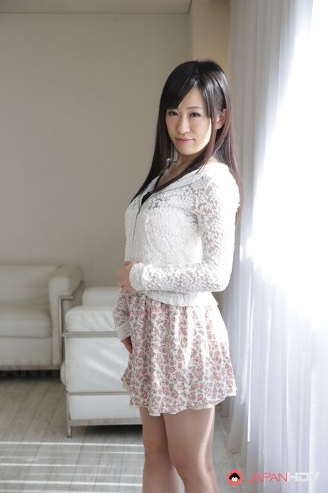 亞洲獨奏女孩 Yui Kyouno 在椅子上脫光衣服