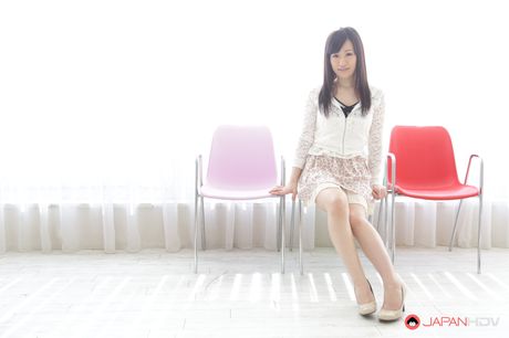 亞洲獨奏女孩 Yui Kyouno 在椅子上脫光衣服