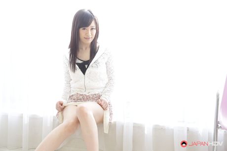 亞洲獨奏女孩 Yui Kyouno 在椅子上脫光衣服