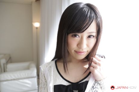 亞洲獨奏女孩 Yui Kyouno 在椅子上脫光衣服