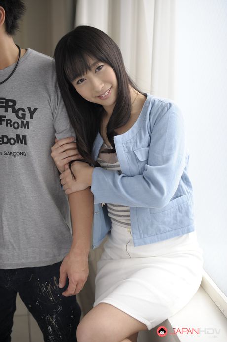 Fantastisk japansk dukke Tomomi Motozawa bliver nøgen før en fingerfuck