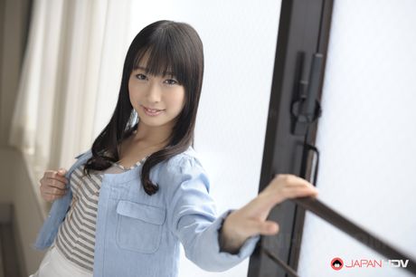 Fantastisk japansk dukke Tomomi Motozawa bliver nøgen før en fingerfuck