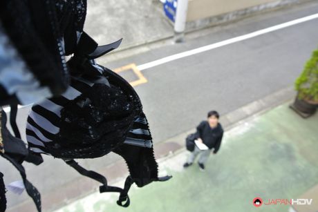 アジアンミルフの綾名ゆいが野外で興奮した隣人にオマンコを舐められる