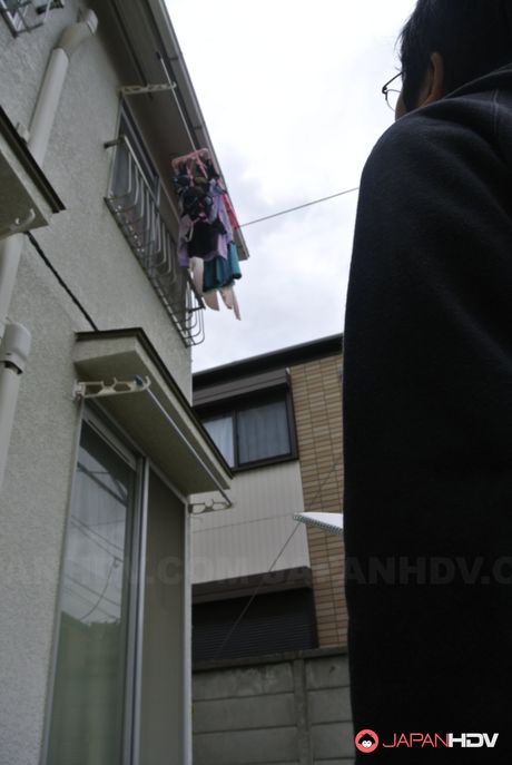 アジアンミルフの綾名ゆいが野外で興奮した隣人にオマンコを舐められる