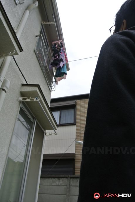 アジアンミルフの綾名ゆいが野外で興奮した隣人にオマンコを舐められる