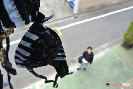 アジアンミルフの綾名ゆいが野外で興奮した隣人にオマンコを舐められる