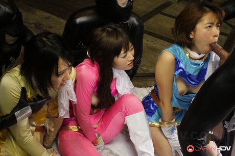 亞洲女孩在酒吧群交前被剝光衣服