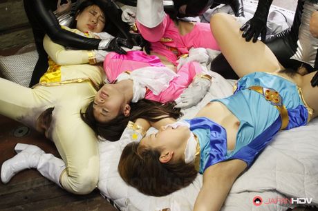 亞洲女孩在酒吧群交前被剝光衣服