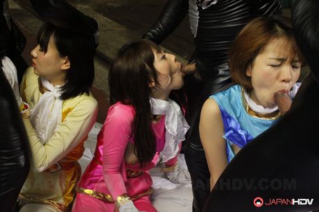 アジアの女の子たちはバーで乱交の前に裸にされる