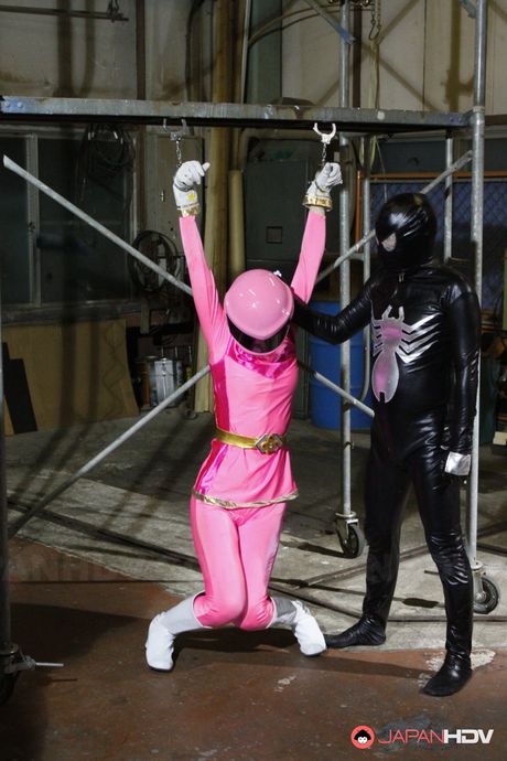 漂亮的角色扮演女孩 Pink 被外星人幹了